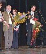 Автор фильма-победителя Владимир Рыжов (╚Подводные экспедиции╩) получает Гран-при из рук Даниэля Мерсье